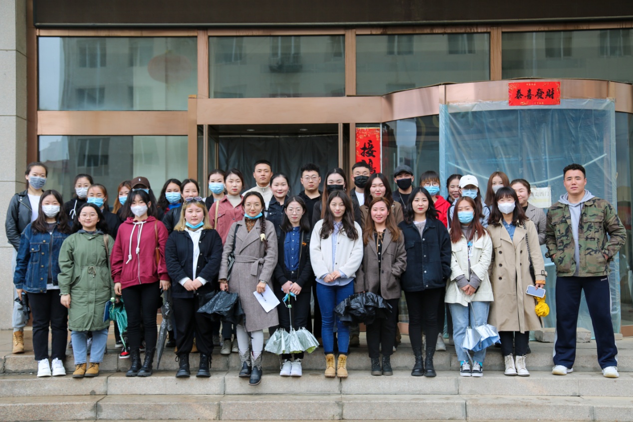 说明: 蒙科立参观.jpg